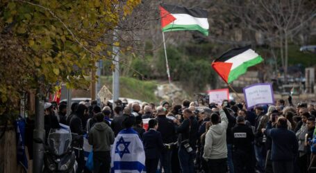 Aktivis Sayap Kiri Israel Ikut Demo Mengibarkan Bendera Palestina Selama Demonstrasi