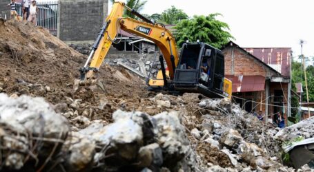 Pascabanjir dan Longsor Kota Manado, Warga Bersihkan Puing Bangunan dan Lumpur