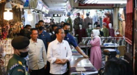 Presiden Jokowi Beli Celana di Pasar Tanah Abang