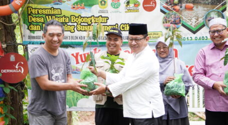Komunitas Ecomasjid Gelar Penanaman Pohon Buah Wakaf di Bantaran Sungai Cikeas
