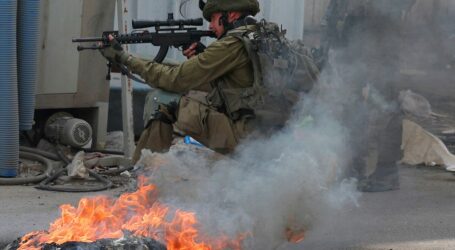 Warga Lawan Pasukan Israel yang Tembakkan Gas Air Mata ke Klinik di Desa Rummana