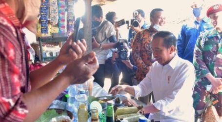 Jelang Ramadhan, Jokowi Cek Ketersediaan Bahan Pokok di Pasar Mendenrejo Blora