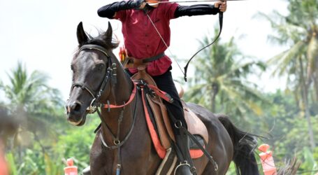 Santri MI Al-Fatah Ikuti Latihan Bersama Atlet Panahan Berkuda Lampung