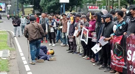 Aksi Teaterikal Gambarkan Diskriminasi Etnis Uyghur di Kedubes China Jakarta