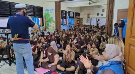 2023 GulaVit Jakarta E-Prix Ajarkan Pelajar SDN 13 Sunter Kelola Sampah Plastik