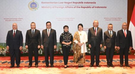 Menlu RI Lantik Tujuh Konsul Jenderal di Negara Sahabat