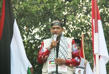 Ketua Presidium MER-C Berikan Orasi pada Aksi Damai Solidaritas untuk Palestina