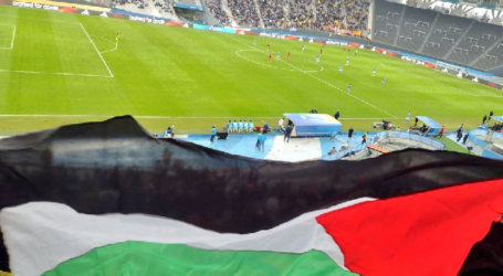 Israel Kalah 1-2 dari Kolombia, Suporter Bentangkan Bendera Palestina