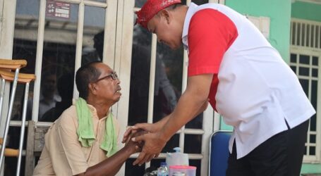 Wali Kota Bekasi Berikan Bantuan Tongkat Kaki kepada Warga Disabilitas