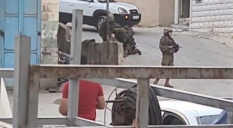 Seorang Tentara Zionis Terluka Ditabrak Kendaraan Pemuda Palestina di Nablus