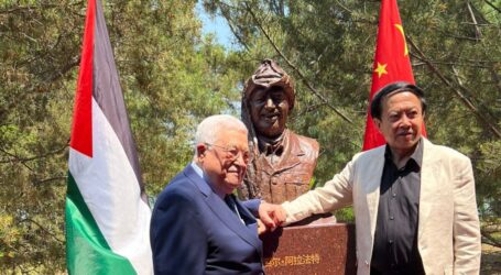 Abbas Resmikan Monumen Mendiang Yaseer Arafat di Beijing