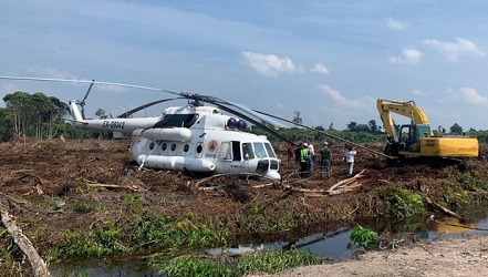 Helikopter BNPB Mendarat Darurat di Lahan Gambut Kalteng