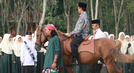 Tunggangi Kuda, Mudirusshuffah Al-Fatah Lampung Inspeksi Barisan Upacara