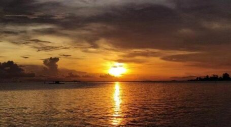 Menikmati Panorama “Terbenamnya” Matahari di Pantai Tanjung Lesung