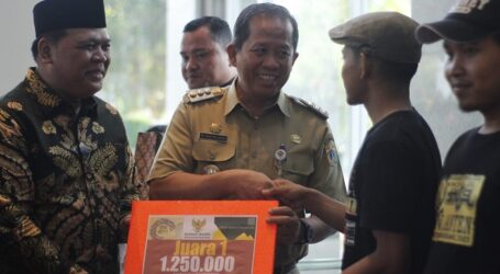 Walikota Jakut Berikan Hadiah Pemenang Lomba Kaligrafi The Power Of Ka’bah
