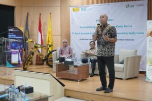 Direktur Keuangan dan Strategi BSI Ade Cahyo Nugroho (kanan) bersama Ketua Dewan Komisioner Otoritas Jasa Keuangan (OJK) periode 2012-2017 Muliaman D. Hadad (tengah) saat menjadi narasumber kuliah umum di depan 350 mahasiswa Fakultas Ekonomi dan Bisnis Universitas Indonesia, Rabu (30/8). PT Bank Syariah Indonesia Tbk (BSI) optimistis jumlah nasabah bisa menembus angka 20 juta pada akhir tahun 2023. Untuk itu, BSI terus menggencarkan literasi dan inklusi keuangan syariah, termasuk dengan menggandeng FEB UI.