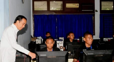 Presiden Jokowi Apresiasi SMKN Jawa Tengah yang Gratis Bagi Warga Miskin