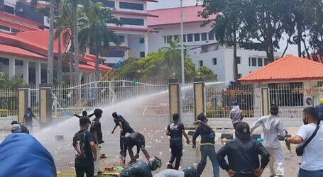 Demonstrasi Warga Melayu Depan Kantor BP Batam Ricuh, Polisi Terluka