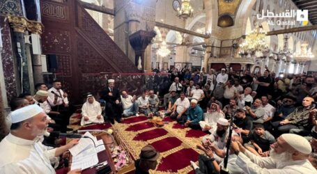 Puluhan Warga Palestina Peringati Maulid Nabi di Masjid Al-Aqsa
