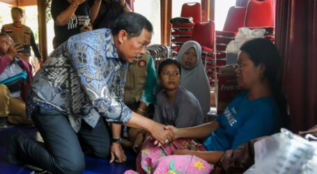 Tinjau Kebakaran, Pj Gubernur Jateng Salurkan Bantuan untuk Pengungsi