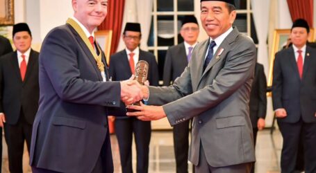 Presiden Jokowi Anugerahkan Bintang Jasa Pratama kepada Presiden FIFA