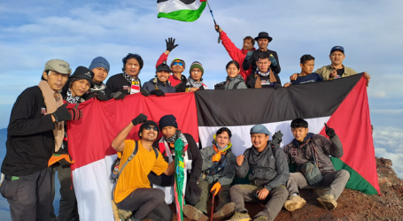 Pemuda Jambi Kibarkan Bendera Indonesia dan Palestina di Puncak Gunung Kerinci