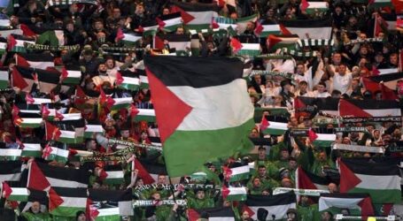 Suporter Persib Bandung Bobotoh Bentang Bendera Palestina