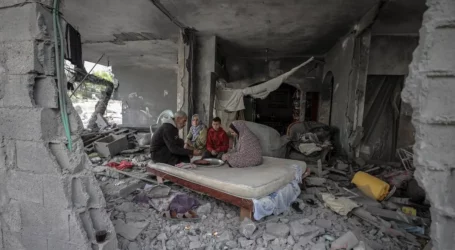 Keluarga Palestina Tolak Tinggalkan Rumah yang Hancur akibat Serangan Israel