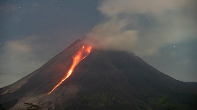Gunung Merapi Keluarkan Guguran Lava