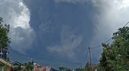 Gunung Marapi di Sumbar Meletus, Kolom Abu Teramati Setinggi 3.000 Meter