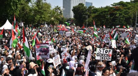 Gema Boikot Hingga Julid Fii Sabilillah pada Aksi Bela Palestina di Depan Kedubes AS