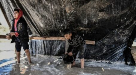 Hujan Deras Banjiri Kamp Pengungsian Warga Gaza