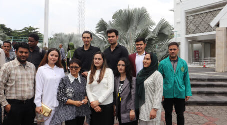 Menlu RI Temui 10 Mahasiswa Afghanistan Penerima Beasiswa Indonesia