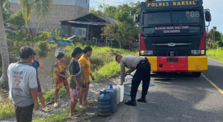 Setiap Hari Polres Barsel Distribusikan 5.000 Liter Air Bersih