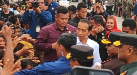 Kunjungi Brebes, Jokowi Bagikan Sembako, Buku, Kaos dan Resmikan Sejumlah Jembatan