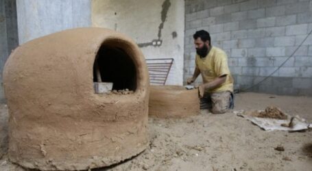 Kekurangan Bahan Bakar, Warga Gaza Gunakan Tembikar untuk Memanggang Roti