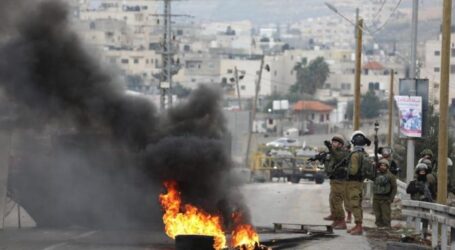 Pemuda Palestina Hadang Serbuan Pasukan Israel di Ramallah dengan Batu