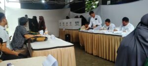 Warga tengah melakukan pencoblosan Pemilu tahun 2024 di desa Pasir Angin, Cileungsi, kabupaten Bogor. (Aliya/ MINA)