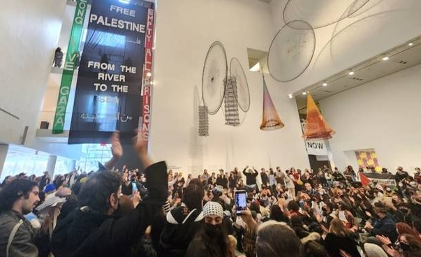 Ratusan aktivis pro-Palestina untuk menggeruduk Museum of Modern Art (MoMA), New York, Amerika Serikat memprotes serangan Israel di Gaza. (dok. TRT World)