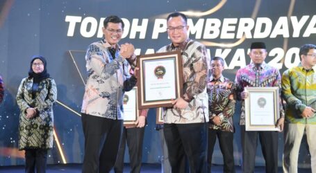 Rumah Zakat Beri Penghargaan Kategori Tokoh Pemberdayaan ke Rektor IPB University