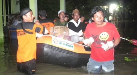 UAR Jateng Bantu Evakuasi dan Pengobatan Gratis pada Korban Banjir Purwodadi