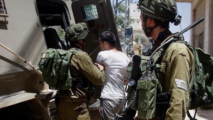 Pasukan penjajah Israel menangkap warga Palestina di Tepi Barat. (Qudspress)