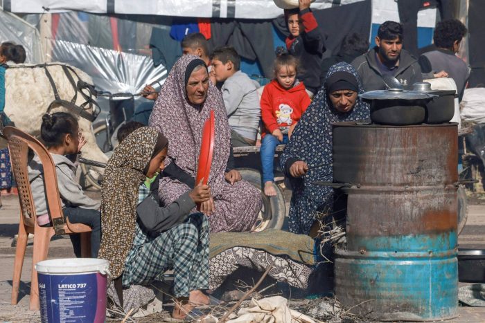 Warga Palestina di Gaza yang berada di pengungsian akibat serangan bom brutal Israel. (Sumber: Qudspress)