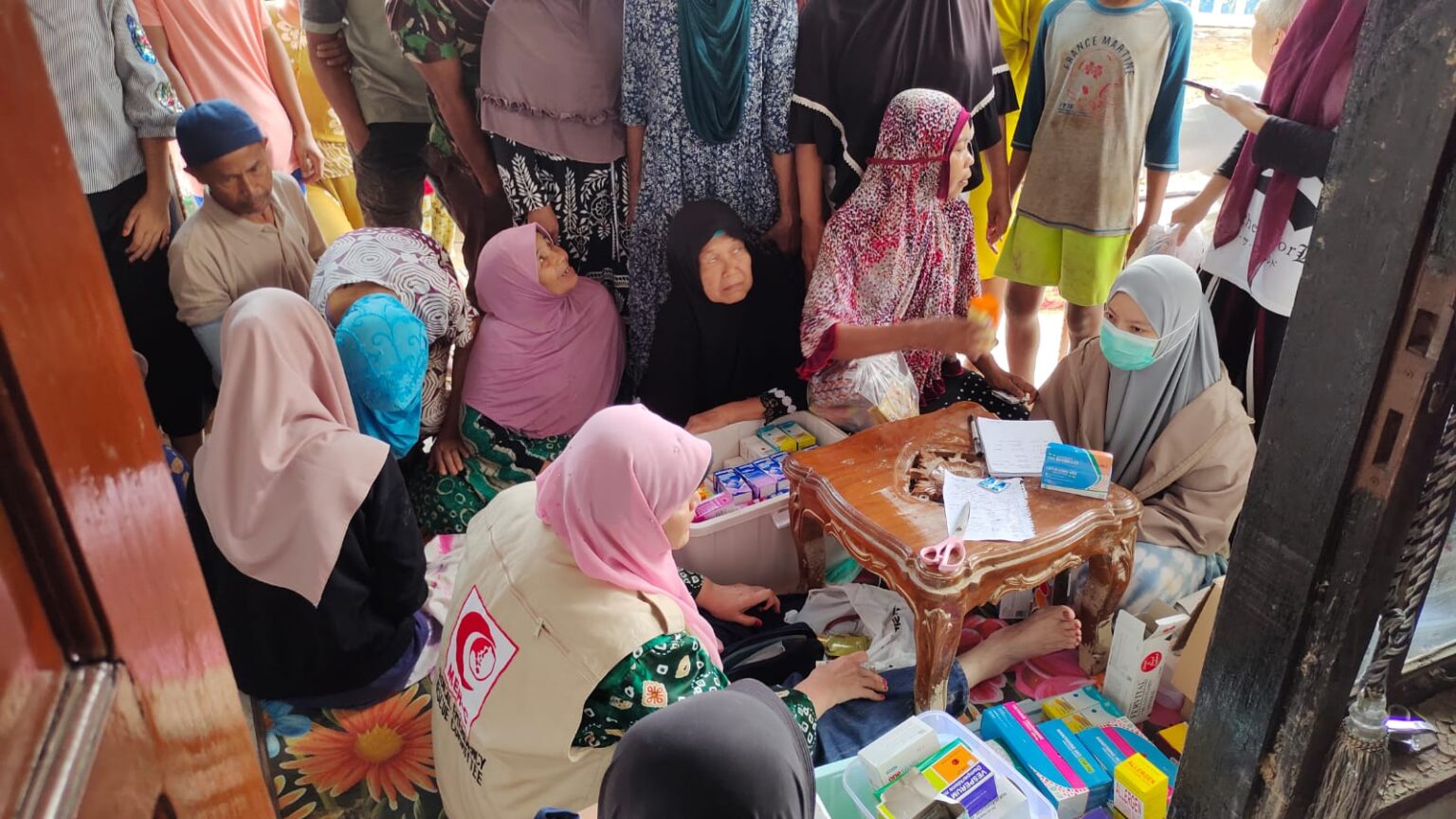 Relawan MER-C tengah membantu korban bencana banjir dan longsor di Pesisir Selatan Sumatera Barat. (Foto: MER-C)