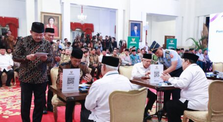 Presiden Jokowi Salurkan Zakat melalui BAZNAS RI