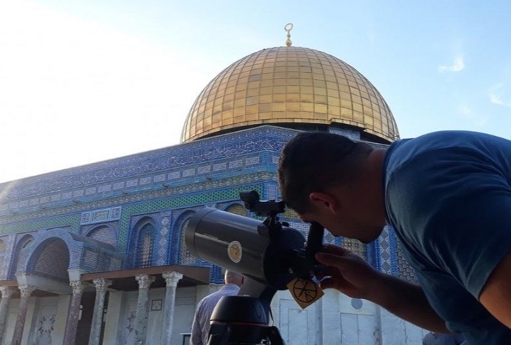 Dewan Fatwa Palestina tengah melihat bulan sabit atau hilal Ramadhan. (Dok. Wafa)