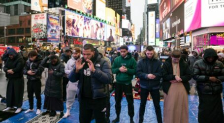 Umat Muslim AS Tarawih Perdana di Time Square New York