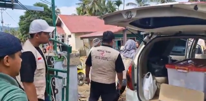Tim MER-C mobile clinic menjangkau wilayah banjir di Pesisir Selatan, Sumatera Barat (Sumbar) yang terisolir.