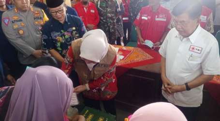 Ketua Umum PMI Jusuf Kalla Kunjungi Pengungsi Banjir Demak