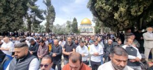 Jamaah Palestina tengah melaksanakan shalat Jumat di Masjid Al-Aqsa. (Sumber: Wafa)